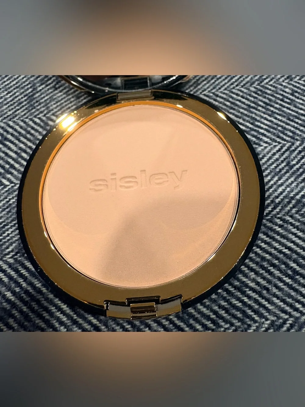 Ultra-soft and creamy, Phyto-Poudre Compact blends instantly into the skin for a